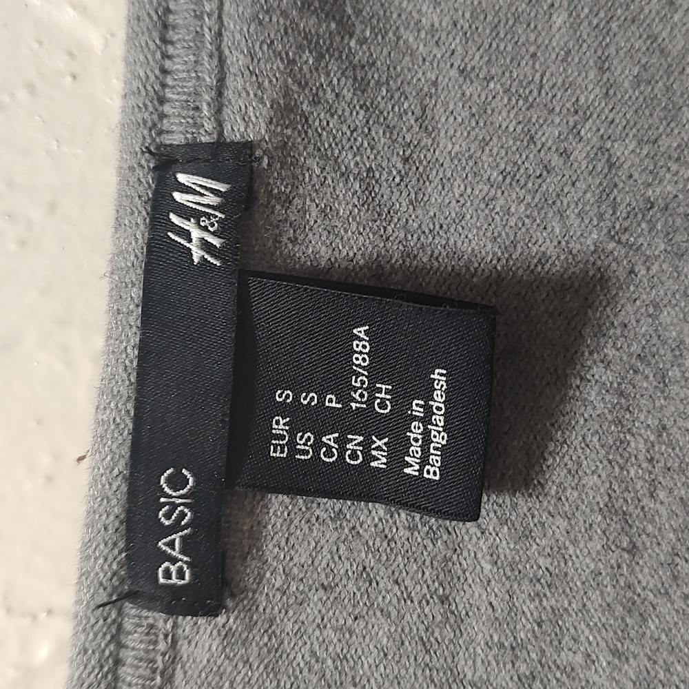 Basic H&M Sweater - Picture 2 of 4